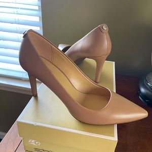 MK leather pump - new with box